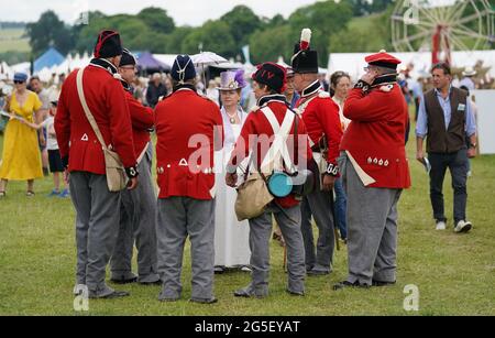 Gli interpreti di storia vivente chiacchierano tra loro durante il festival di storia della valle del Chalke a Broad Chalke, vicino Salisbury, Wiltshire. Data immagine: Sabato 26 giugno 2021. Foto Stock