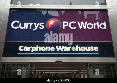 Foto di file non datata di una filiale di Carphone Warehouse a Currys PC World, in Oxford Street, nel centro di Londra. Dixons Carphone si prevede di rivelare £151 milioni di profitti per l'anno scorso dopo che ha visto il suo online-focalizzato spostamento di strategia accelerato dalla pandemia. Data di emissione: Domenica 27 giugno 2021. Foto Stock