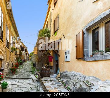 HUM, CROAZIA - 10 agosto: Hum è la città più piccola del mondo, Hum è una delle migliori attrazioni dell'Istria, 10 agosto 2015. Foto Stock