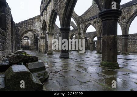 Le vecchie rovine della chiesa di St Thomas A' Becket in Heptonstall, Calderdale, Yorkshire, Inghilterra in inverno Foto Stock