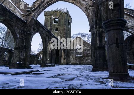 Le vecchie rovine della chiesa di St Thomas A' Becket in Heptonstall, Calderdale, Yorkshire, Inghilterra in inverno Foto Stock