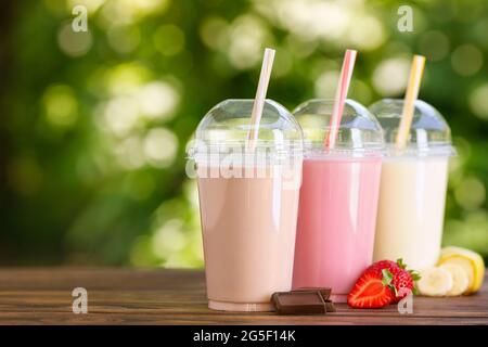 set di diversi milkshake in bicchieri di plastica monouso Foto Stock