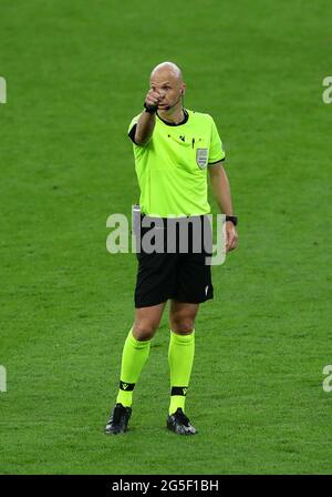 Londra, Inghilterra, 26 giugno 2021. Arbitro Anthony Taylor durante la partita dei Campionati europei UEFA al Wembley Stadium di Londra. L'immagine di credito dovrebbe essere: David Klein / Sportimage Foto Stock