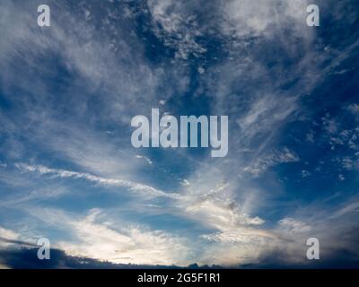 Cirrus nuvole contro un cielo blu Foto Stock