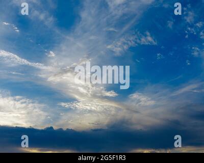 Cirrus nuvole contro un cielo blu Foto Stock