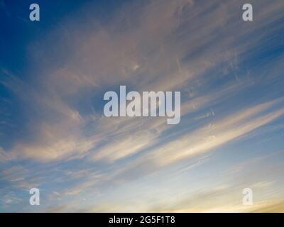 Cirrus nuvole contro un cielo blu Foto Stock