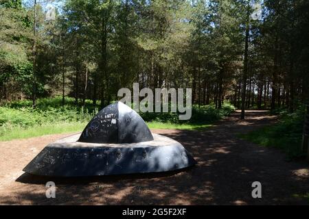 Scultura in metallo che segna il percorso UFO nella foresta di Rendlesham, Suffolk, Inghilterra, installata per commemorare il presunto avvistamento di UFO vicino a Woodridge nel dicembre Foto Stock