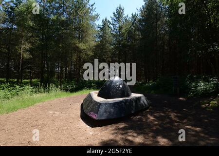 Alieno Space Ship Rendlesham Forest UFO avvistamento presso la stazione USAF RAF Woodbridge Suffolk Inghilterra Regno Unito replica luci alieni che atterrano boschi alieni Foto Stock