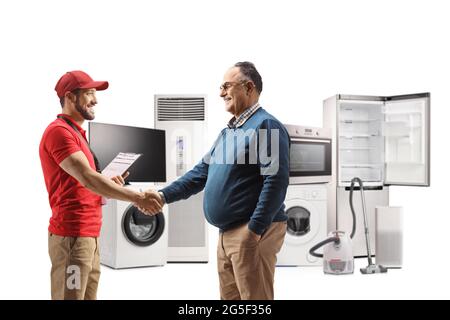 Acquista un assitant e un uomo maturo che fa la stretta di mano con elettrodomestici sul retro isolato su sfondo bianco Foto Stock