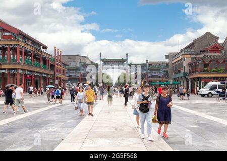 Pechino, Cina - 07 2018 agosto: Ponte Zhengyang all'ingresso di Qianmen Avenue, una tradizionale strada commerciale fuori Qianmen Gate. Foto Stock