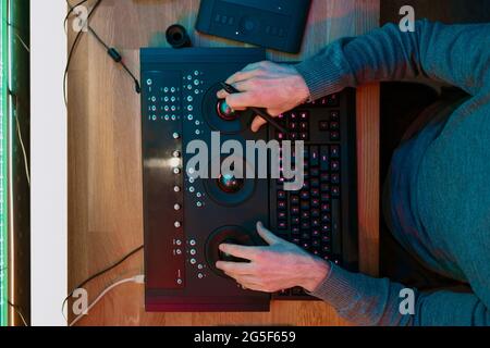 Male Video Editor Hands lavora con filmati o video sul suo pannello di controllo del Personal computer, lavora in Creative Office Studio o a casa. Luci al neon Foto Stock