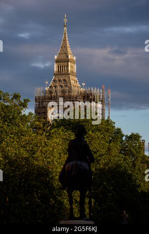 L'impalcatura circonda la Elizabeth Tower, attualmente in fase di ristrutturazione, comunemente conosciuta come Big ben, parte del Palace of Westminster, a Londra. Data immagine: Sabato 26 giugno 2021. Foto Stock