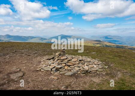 La cima cairn della montagna munro di Meall A choire Leith, parte della gamma ben Lawers in Scozia Foto Stock