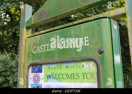 Cartello con il nome del parcheggio di Castle Combe, un pittoresco villaggio nella zona di Cotswolds di bellezza naturale nel Wiltshire, nel sud-ovest dell'Inghilterra Foto Stock