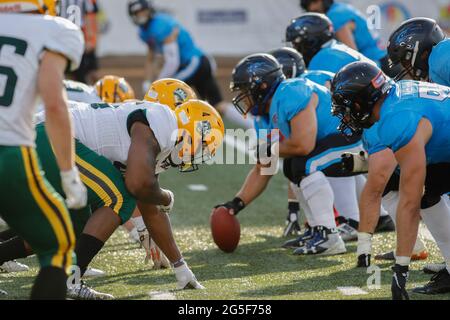 Polonia. 26 Giugno 2021. Lega europea del calcio: Panthers Wroclaw (camicie blu) vs Leipzig Kings (camicie bianche) allo Stadio Olimpico di Wroclaw, Polonia, il 26 giugno 2021 Credit: Piotr Zajac/Alamy Live News Foto Stock