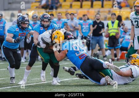 Polonia. 26 Giugno 2021. Lega europea del calcio: Panthers Wroclaw (camicie blu) vs Leipzig Kings (camicie bianche) allo Stadio Olimpico di Wroclaw, Polonia il 26 giugno 2021 nella foto: Karlis Brauns (94), Robert Rosolek (99), Robert Kahlke (77), Jason Aguemon (2) con palla Credit: Piotr Zajac/Alamy Live News Foto Stock