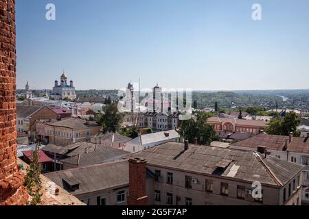 Yelets, regione di Lipetsk, Russia - 17 giugno 2021, Vista dal campanile alla parte centrale della vecchia città mercantile, casa e chiesa Foto Stock