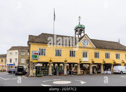 Market House, una tradizionale casa di mercato a colonne Cotswold a Tetbury, una storica città di lana nel Cotswolds nel Gloucestershire, Inghilterra sud-occidentale Foto Stock