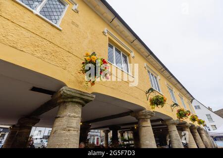 Market House, una tradizionale casa di mercato a colonne Cotswold a Tetbury, una storica città di lana nel Cotswolds nel Gloucestershire, Inghilterra sud-occidentale Foto Stock