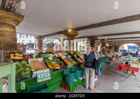 Bancarelle all'interno di Market House, una casa mercato colonizzata Cotswold a Tetbury, una storica città di lana nel Cotswolds in Gloucestershire, Inghilterra sud-occidentale Foto Stock