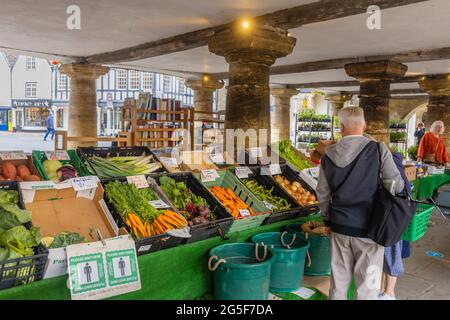 Bancarelle all'interno di Market House, una casa mercato colonizzata Cotswold a Tetbury, una storica città di lana nel Cotswolds in Gloucestershire, Inghilterra sud-occidentale Foto Stock