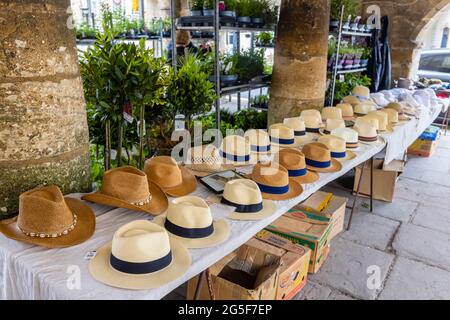 Il cappello da uomo si trova all'interno di Market House, una casa di mercato a colonne di Cotswold a Tetbury, una storica città di lana nel Cotswolds, Gloucestershire, nel sud-ovest dell'Inghilterra Foto Stock