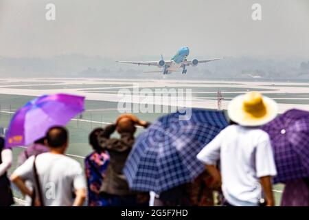 Chengdu, provincia cinese del Sichuan. 27 Giugno 2021. Il volo MU5416 della China Eastern Airlines parte per l'aeroporto internazionale di Shanghai Hongqiao dall'aeroporto internazionale di Chengdu Tianfu a Chengdu, provincia sudoccidentale del Sichuan, il 27 giugno 2021. L'aeroporto internazionale di Chengdu Tianfu, nella provincia sudoccidentale del Sichuan, ha aperto le sue attività, con un volo della Sichuan Airlines diretto a Pechino che decolve la domenica mattina. Credit: Shen Bohan/Xinhua/Alamy Live News Foto Stock