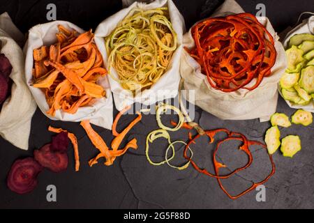 Verdure disidratate in sacchetti di tessuto su nero Foto Stock