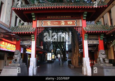 Sydney, Australia. 27 Giugno 2021. Gli ordini di soggiorno a domicilio si applicano alla Greater Sydney dopo un focolaio di Covid-19 (coronavirus). Il blocco di due settimane con ordini di soggiorno a domicilio durerà fino alla mezzanotte di venerdì 9 luglio. Nella foto: Dixon Street, nel cuore della Chinatown di Sydney, è quasi deserta. Credit: Richard Milnes/Alamy Live News Foto Stock