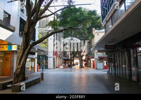 Sydney, Australia. 27 Giugno 2021. Gli ordini di soggiorno a domicilio si applicano alla Greater Sydney dopo un focolaio di Covid-19 (coronavirus). Il blocco di due settimane con ordini di soggiorno a domicilio durerà fino alla mezzanotte di venerdì 9 luglio. Nella foto: Dixon Street, nel cuore della Chinatown di Sydney, è quasi deserta. Credit: Richard Milnes/Alamy Live News Foto Stock