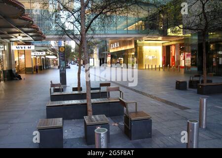 Sydney, Australia. 27 giugno 2021. Gli ordini di soggiorno a domicilio si applicano alla Greater Sydney dopo un focolaio di Covid-19 (coronavirus). Il blocco di due settimane con ordini di soggiorno a domicilio durerà fino alla mezzanotte di venerdì 9 luglio. Nella foto: Il centro commerciale di Pitt Street, di solito occupato, sembra disertato. Credit: Richard Milnes/Alamy Live News Foto Stock