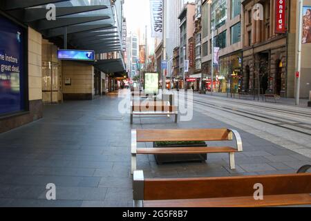 Sydney, Australia. 27 giugno 2021. Gli ordini di soggiorno a domicilio si applicano alla Greater Sydney dopo un focolaio di Covid-19 (coronavirus). Il blocco di due settimane con ordini di soggiorno a domicilio durerà fino alla mezzanotte di venerdì 9 luglio. Nella foto: George Street sembra deserta. Credit: Richard Milnes/Alamy Live News Foto Stock