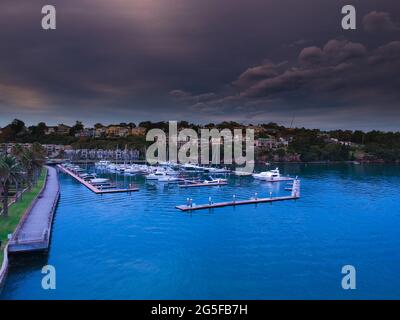 Panorama drone vista aerea sul porto di Sydney in un pomeriggio di tramonto nuvoloso che mostra i bei colori del litorale del porto Foto Stock