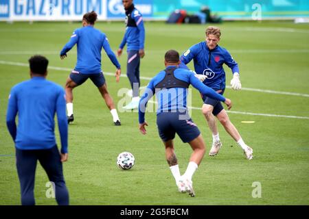 Il portiere dell'Inghilterra Jordan Pickford (a destra) durante una sessione di allenamento al St George's Park, Burton Upon Trent. Data immagine: Domenica 27 giugno 2021. Foto Stock