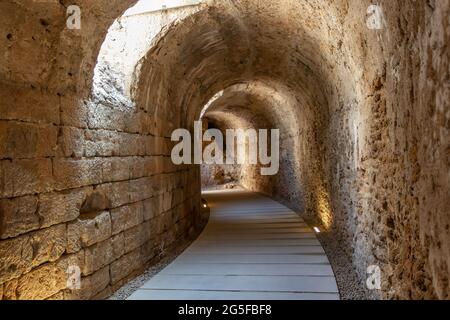 Galleria sotto le scale del Teatro Romano di Cádiz. Fu scoperto nel 1980 durante gli scavi. È il secondo teatro più grande di Hispani Romani Foto Stock