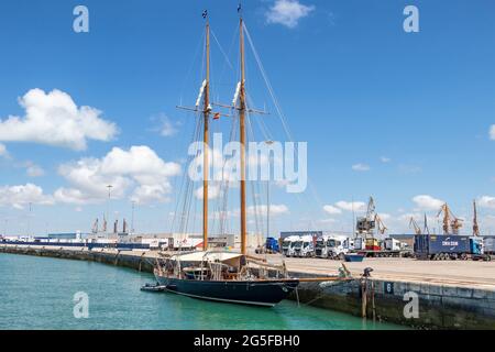 Cádiz, Spagna - 16 giugno 2021: Grande barca a vela ormeggiata nel porto di Cadice, Andalusia, Spagna Foto Stock