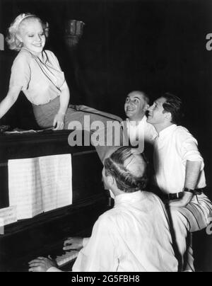 IL compositore musicale ALICE FAYE RICHARD A. MERLANO (al piano), il lirico SIDNEY CLARE e il direttore della danza SAMMY LEE sul set candid durante le prove per 365 NOTTI A HOLLYWOOD 1934, il regista GEORGE MARSHALL Fox Film Corporation Foto Stock