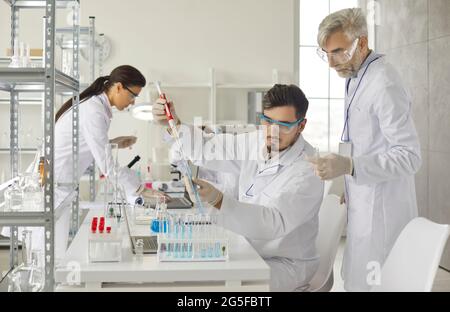 Ricercatori studenti di assistenza sanitaria che lavorano in laboratorio di scienze della vita o farmacia Foto Stock