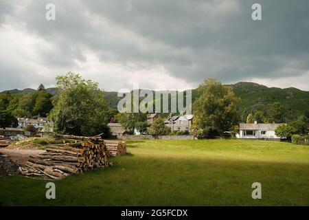 Pali di tronchi a Elterwater Village nel Lake District, Cumbria, Regno Unito. Foto Stock