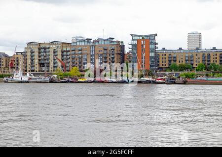 Vista sul Tamigi dei giardini galleggianti Downings Road Moorings su chiatte e barche a Southwark Londra Inghilterra Regno Unito KATHY DEWITT Foto Stock