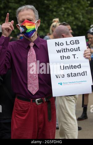 Londra, Regno Unito. 26 Giugno 2021. Il veterano LGBT+ e il difensore dei diritti umani Peter Tatchell frequenta il London Trans+ Pride. Credito: Mark Kerrison/Alamy Foto Stock