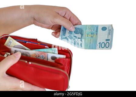 Mano che tiene un portafoglio con denaro, dinaro serbo Foto Stock