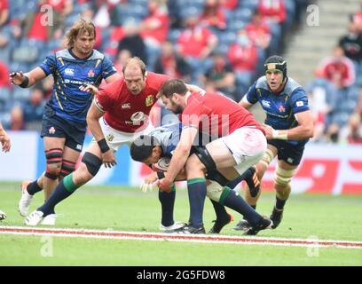 BT Murrayfield .Edinburgh.Scotland UK. 26 giugno-21 British & Irish Lions / Giappone pictured durante la partita British & Irish Lions Captain Alun Wyn Jones & Iain Henderson Tackle Kaito Shigeno Japan Credit: eric mcowat/Alamy Live News Foto Stock