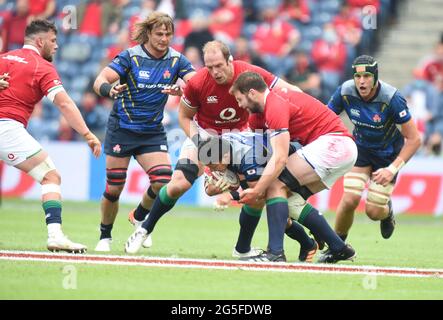 BT Murrayfield .Edinburgh.Scotland UK. 26 giugno-21 British & Irish Lions / Giappone pictured durante la partita British & Irish Lions Captain Alun Wyn Jones & Iain Henderson Tackle Kaito Shigeno Japan Credit: eric mcowat/Alamy Live News Foto Stock