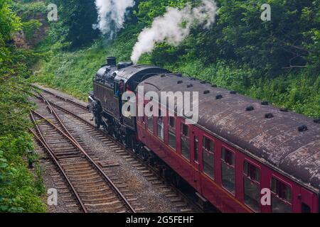 Duffield, Derbyshire, Regno Unito, 22 giugno 2021:Ecclesbourne Railway Steam Railway con locomotiva 80080 in partenza dalla stazione di Duffield con un servizio ferroviario per Foto Stock