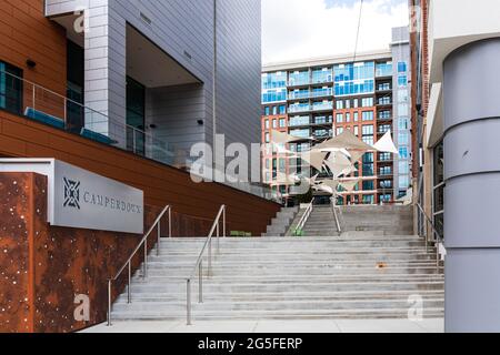 GREENVILLE, SC, USA-23 GIUGNO 2021: Ingresso di strada a Camperdown, un complesso di appartamenti, progettato per riflettere la storia dell'industria tessile. Foto Stock