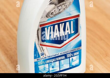Viakal limescale per rimuovere il prodotto per la pulizia del bagno in una bottiglia spray Foto Stock