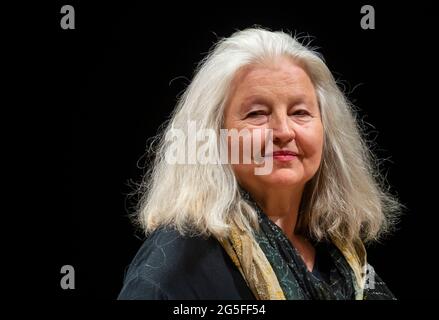 Dresda, Germania. 27 Giugno 2021. L'attrice Hanna Schygulla si esibisce durante la presentazione del "Premio Dressen" al Teatro dell'Opera di Dresda. Il premio ·10,000 viene assegnato al medico spagnolo Marín Campos per conto dei medici e delle infermiere che stanno svolgendo un lavoro eccellente nella pandemia di Corona in tutto il mondo. Credit: Matthias Rietschel/dpa-Zentralbild/dpa/Alamy Live News Foto Stock