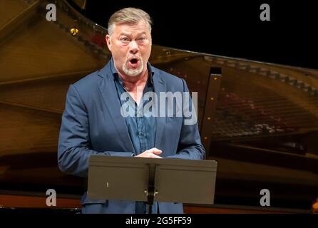 Dresda, Germania. 27 Giugno 2021. Il cantante René Pape si esibisce durante la presentazione del "Premio Reden" al teatro dell'opera Semper di Dresda. Il premio ·10,000 viene assegnato al medico spagnolo Marín Campos per conto dei medici e delle infermiere che stanno svolgendo un lavoro eccellente nella pandemia di Corona in tutto il mondo. Credit: Matthias Rietschel/dpa-Zentralbild/dpa/Alamy Live News Foto Stock