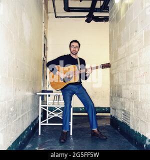 James Mercer musicista e cantante degli Shins, fotografato backstage al Borderline, 12 febbraio 2003 , Londra Inghilterra. Foto Stock